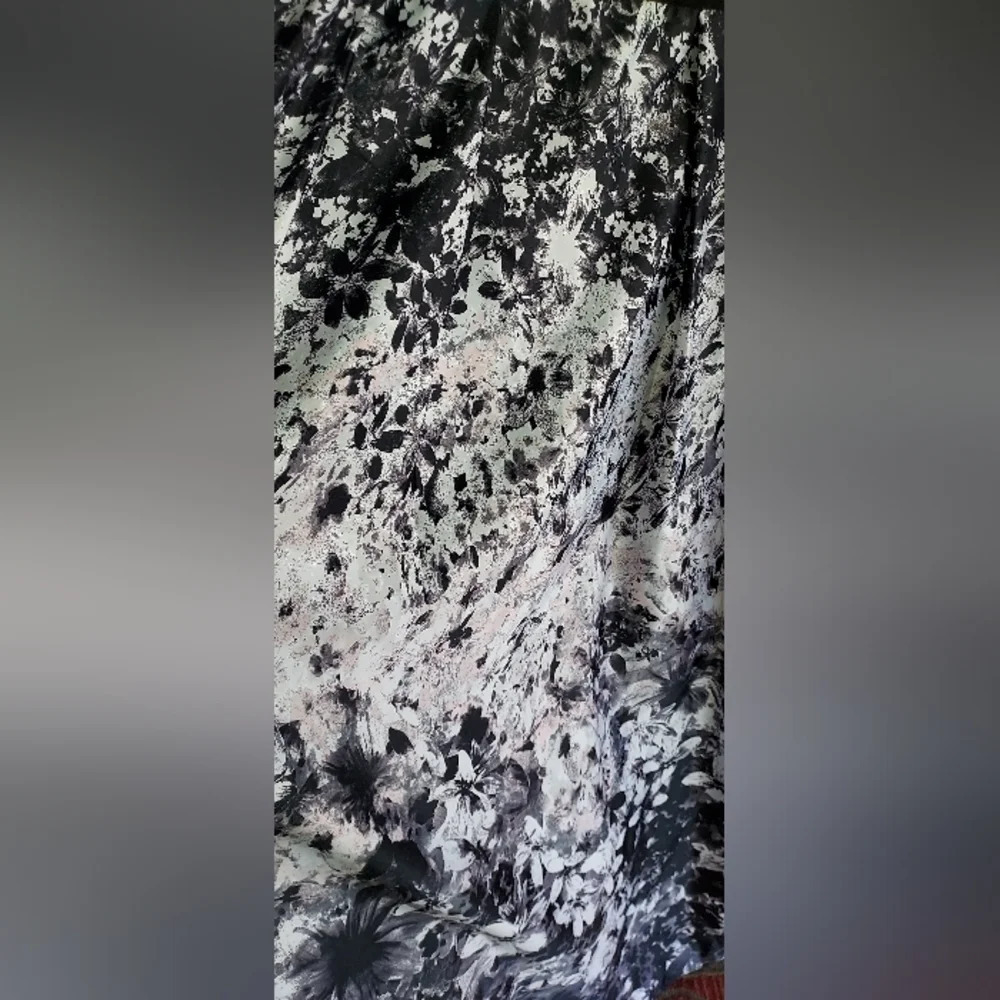 XSCAPE printed satin ball gown with illusion sides - Picture 10 of 14